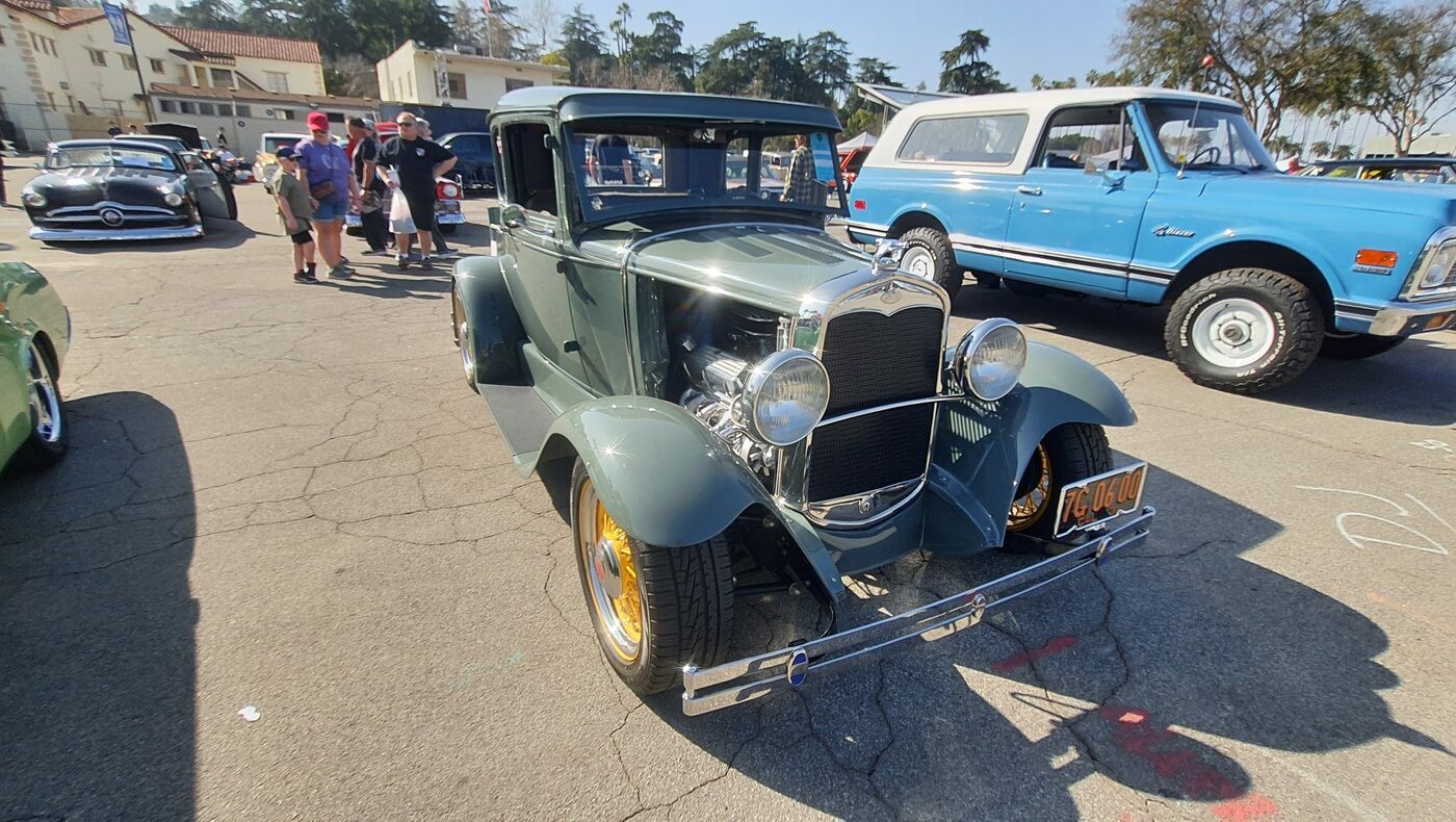 Ford Model A coupe z 1931 roku w szarozielonym lakierze – przedwojenny klasyk na złotych felgach
