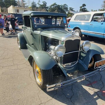 Ford Model A coupe z 1931 roku w szarozielonym lakierze – przedwojenny klasyk na złotych felgach