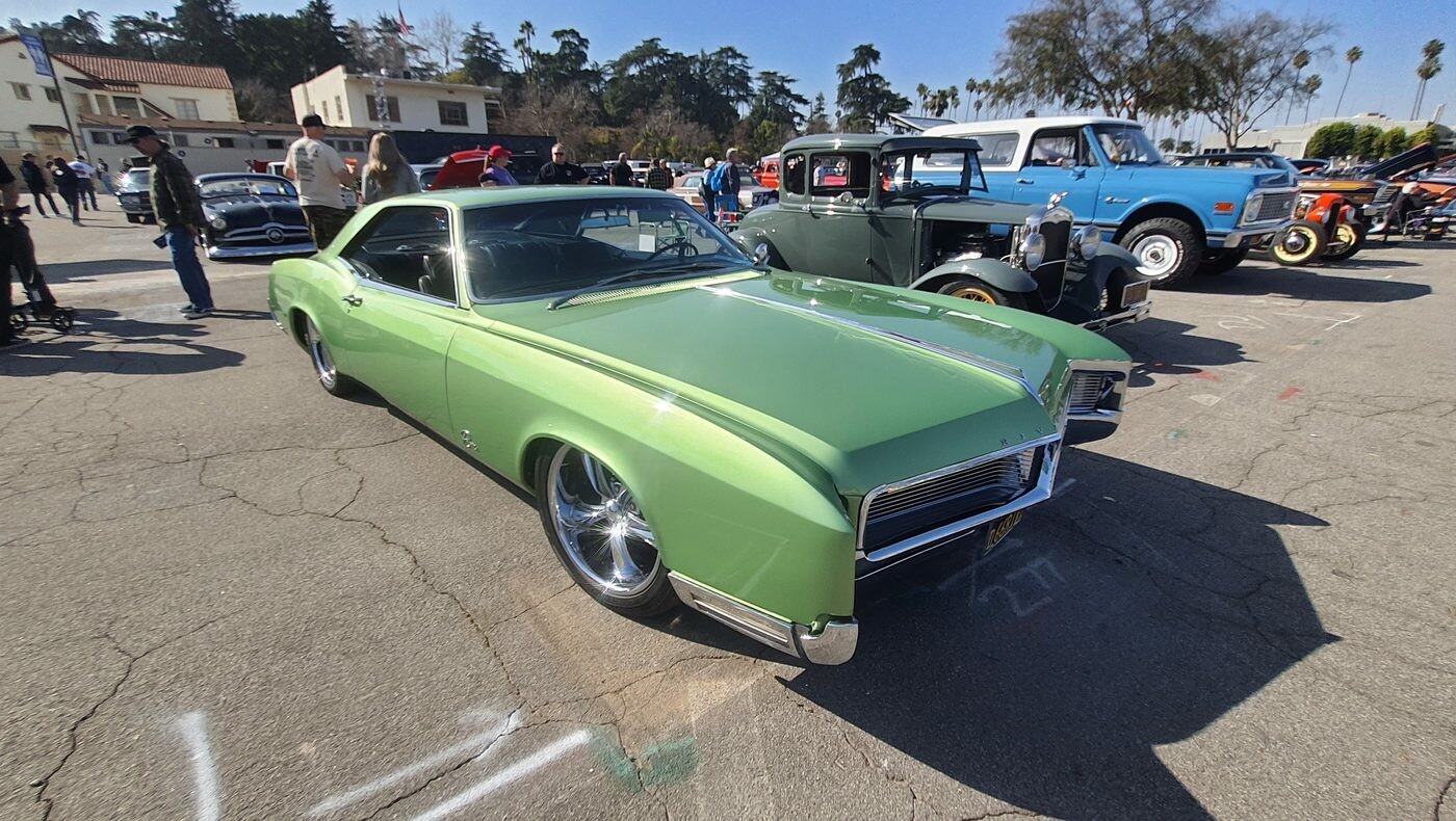 Zielony Buick Riviera z 1966 roku – osobisty luksus w metalicznej zieleni