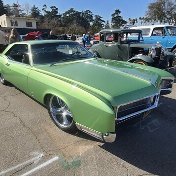 Zielony Buick Riviera z 1966 roku – osobisty luksus w metalicznej zieleni