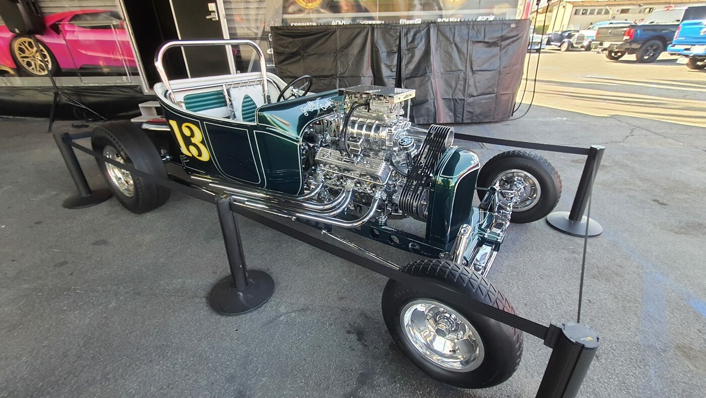 T-bucket „13” z kompresorem – pokazowy hot rod w ciemnej zieleni i chromie