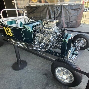 T-bucket „13” z kompresorem – pokazowy hot rod w ciemnej zieleni i chromie