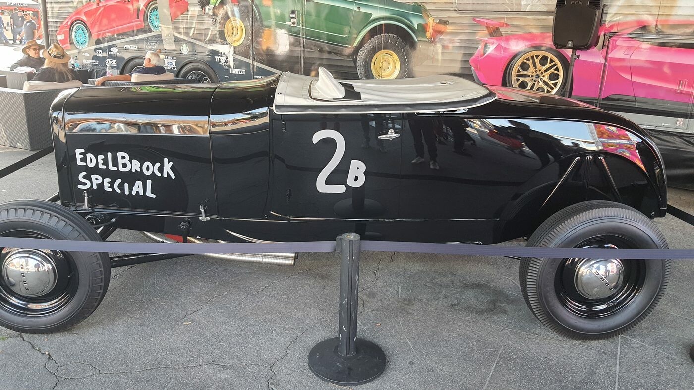 Edelbrock Special 2B – czarny track roadster w hołdzie legendom wyścigów na jeziorach solnych