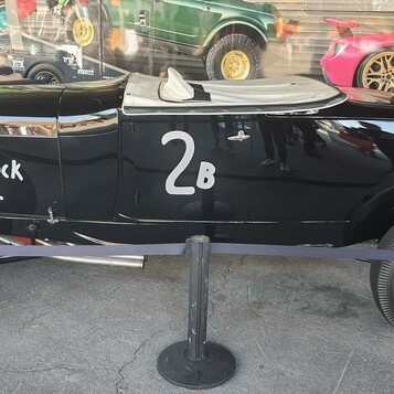 Edelbrock Special 2B – czarny track roadster w hołdzie legendom wyścigów na jeziorach solnych
