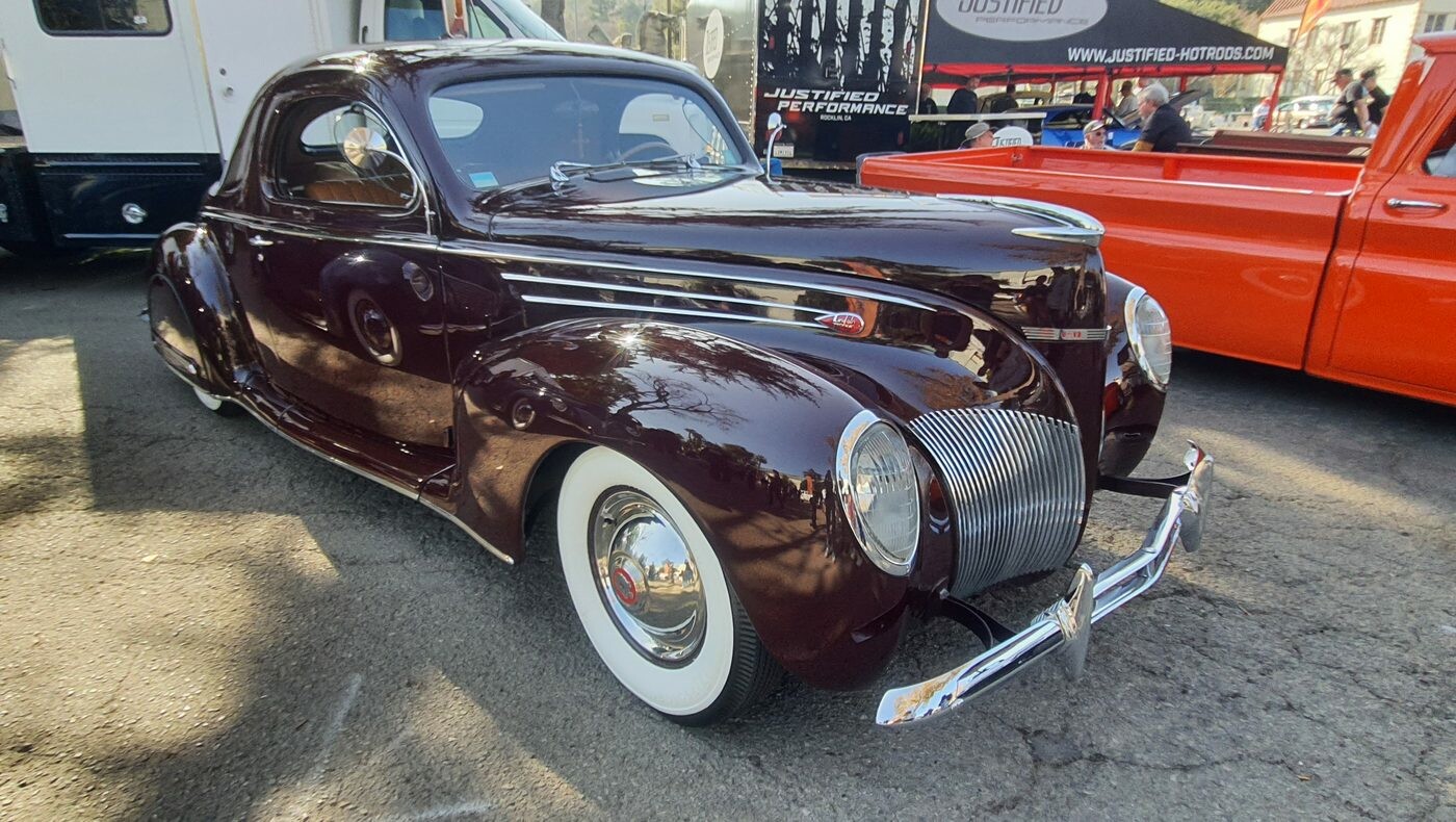 Bordowy Lincoln-Zephyr coupe z 1939 roku – przedwojenna aerodynamika w kolorze wina