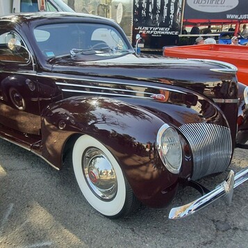 Bordowy Lincoln-Zephyr coupe z 1939 roku – przedwojenna aerodynamika w kolorze wina