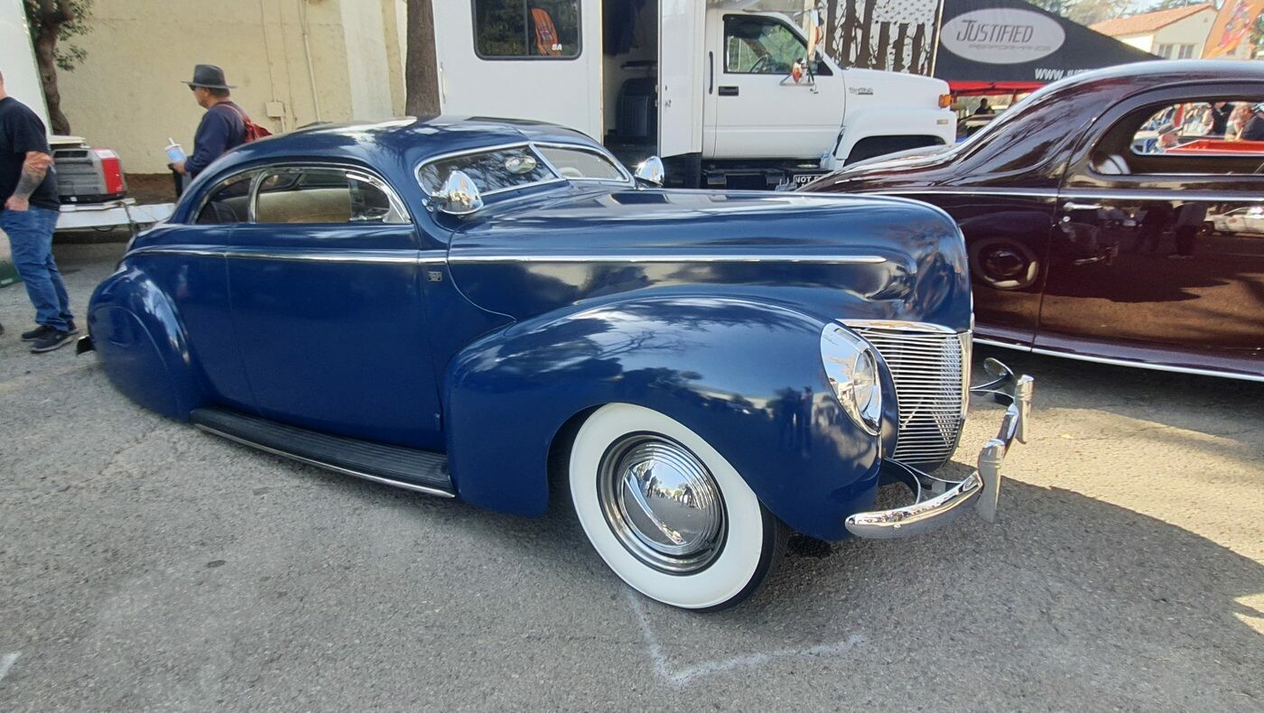 Granatowy Ford coupe z 1940 roku – obniżony klasyk na szerokich białych ściankach