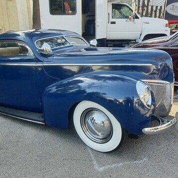 Granatowy Ford coupe z 1940 roku – obniżony klasyk na szerokich białych ściankach