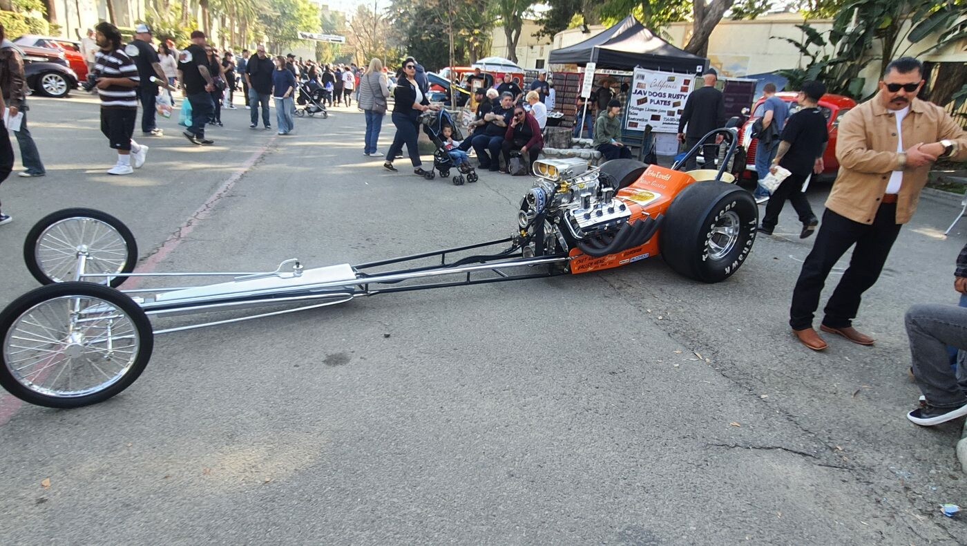 Slingshot dragster na zlocie – pomarańczowy front-engine dragster z lat 60.
