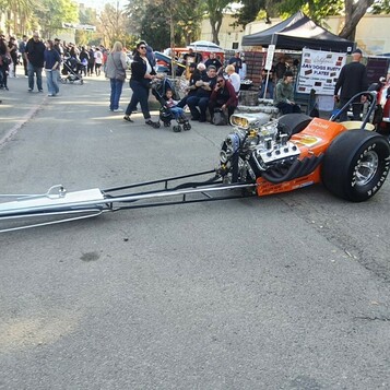 Slingshot dragster na zlocie – pomarańczowy front-engine dragster z lat 60.