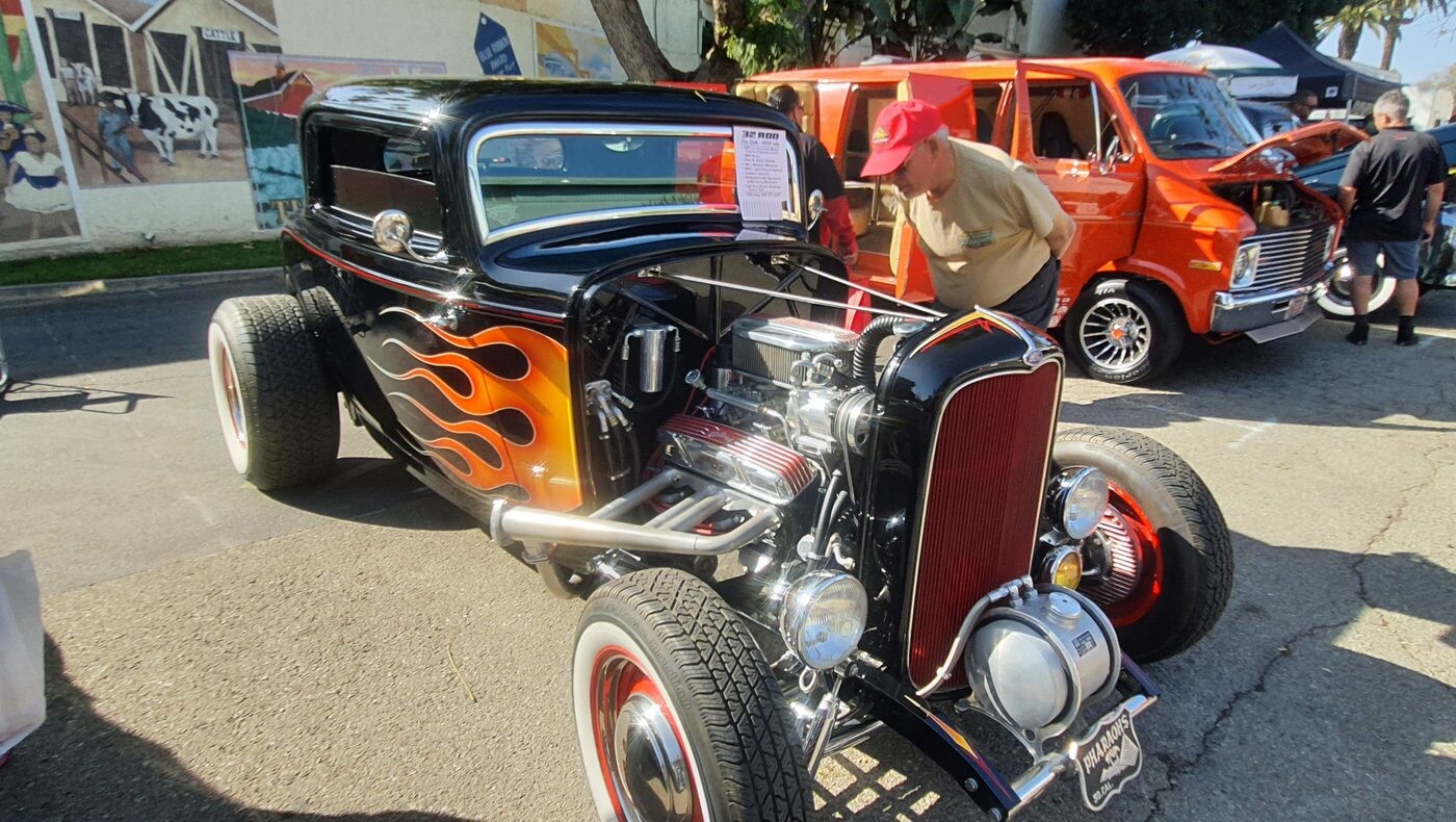 Czarny Ford 3-window coupe z 1932 roku w płomieniach – klasyczny hot rod na czerwonych felgach