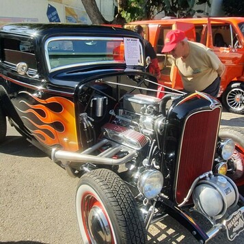 Czarny Ford 3-window coupe z 1932 roku w płomieniach – klasyczny hot rod na czerwonych felgach