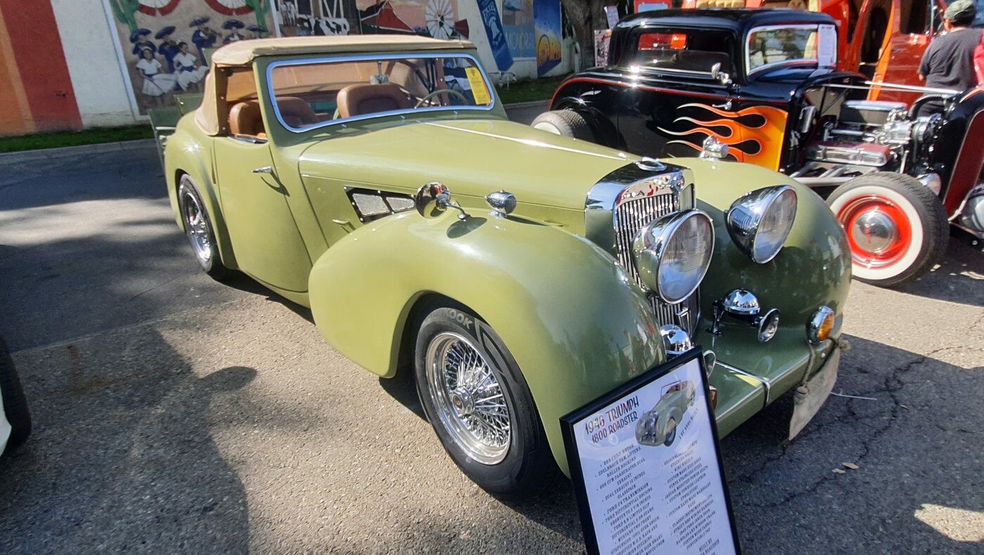 Oliwkowy brytyjski roadster z lat 40. – druciane felgi i skórzana kanapa na amerykańskim zlocie