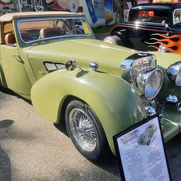 Oliwkowy brytyjski roadster z lat 40. – druciane felgi i skórzana kanapa na amerykańskim zlocie