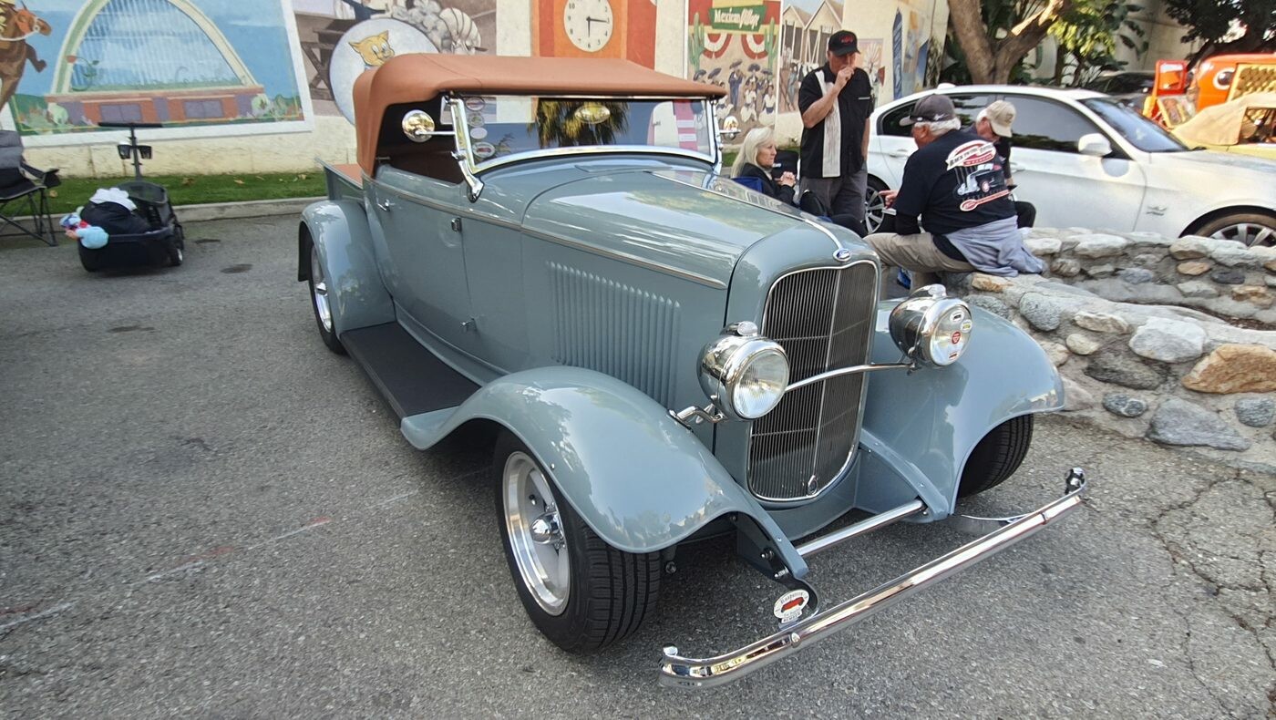 Szaroniebieski Ford roadster z 1932 roku w pełnych błotnikach – Deuce z beżowym dachem