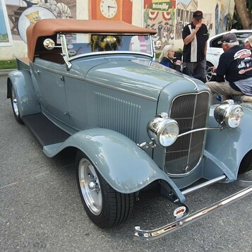 Szaroniebieski Ford roadster z 1932 roku w pełnych błotnikach – Deuce z beżowym dachem