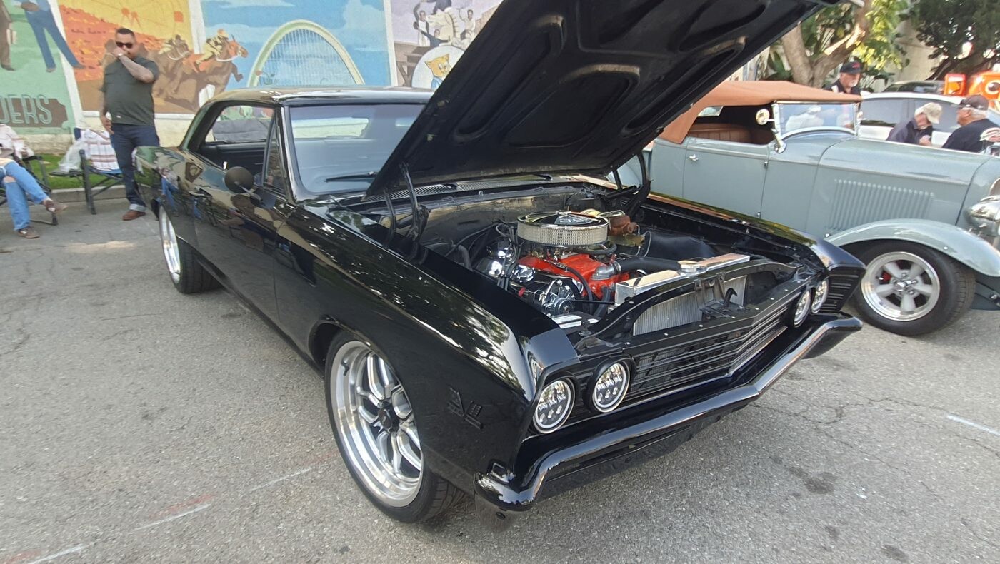 Czarny Chevrolet Chevelle z 1967 roku z otwartą maską – muscle car w klasycznej czerni