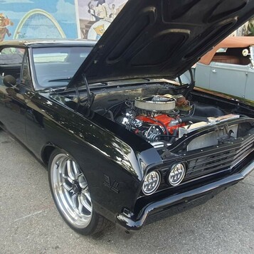 Czarny Chevrolet Chevelle z 1967 roku z otwartą maską – muscle car w klasycznej czerni