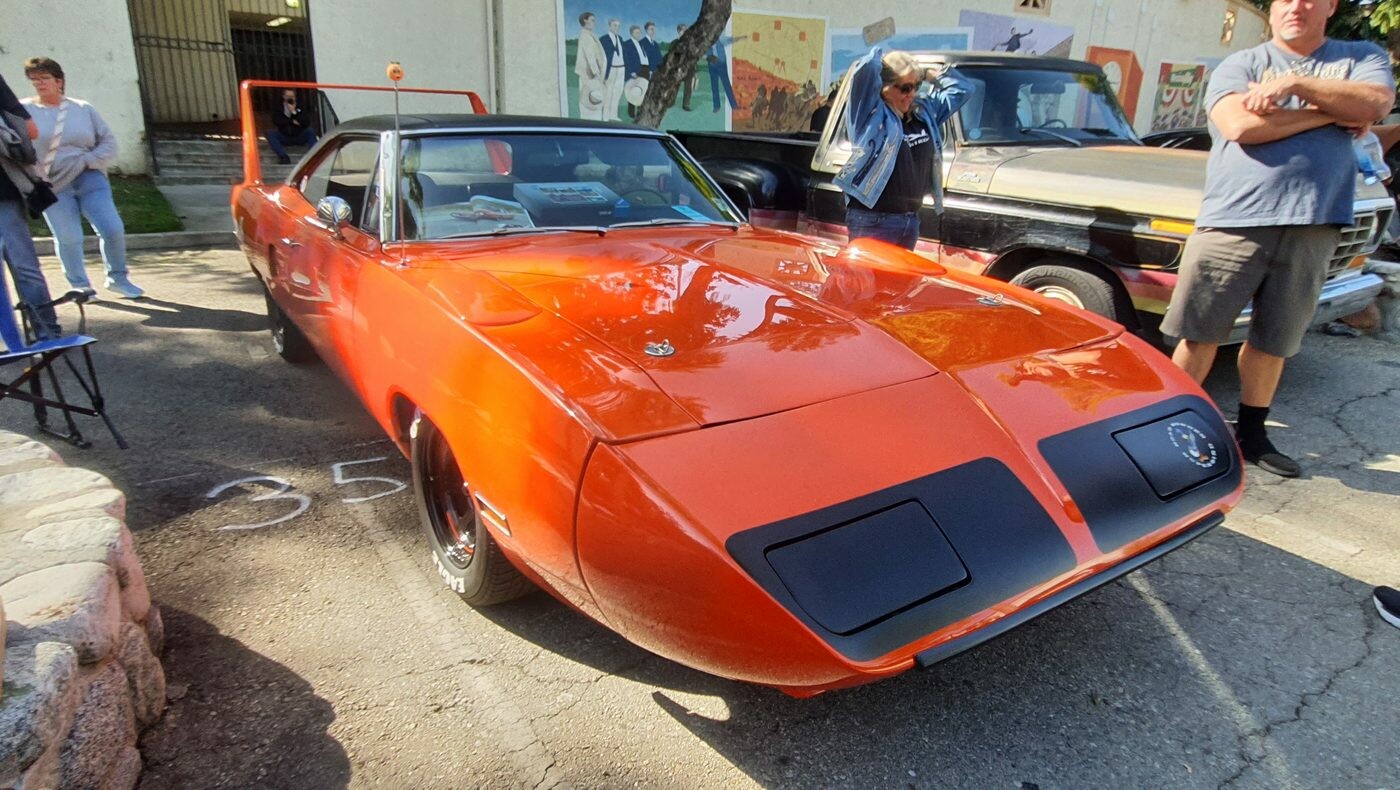 Pomarańczowy Plymouth Superbird – aero warrior z NASCAR na zlocie klasyków