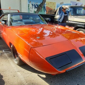 Pomarańczowy Plymouth Superbird – aero warrior z NASCAR na zlocie klasyków