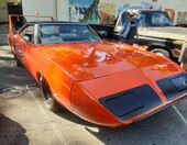Pomarańczowy Plymouth Superbird – aero warrior z NASCAR na zlocie klasyków – zdjęcie 1