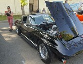 Czarny Chevrolet Corvette z 1966 roku – Sting Ray z otwartą maską i tablicą „NIXON 66” – zdjęcie 1