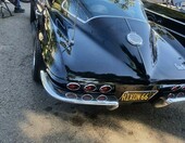 Czarny Chevrolet Corvette z 1966 roku – Sting Ray z otwartą maską i tablicą „NIXON 66” – zdjęcie 2