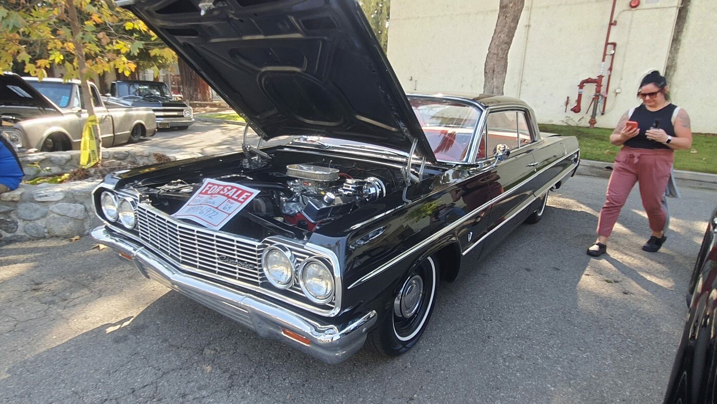 Czarny Chevrolet Impala z 1964 roku z otwartą maską – klasyk lowrider na sprzedaż