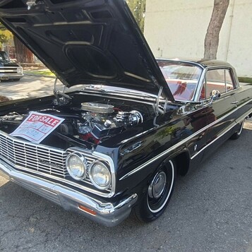 Czarny Chevrolet Impala z 1964 roku z otwartą maską – klasyk lowrider na sprzedaż