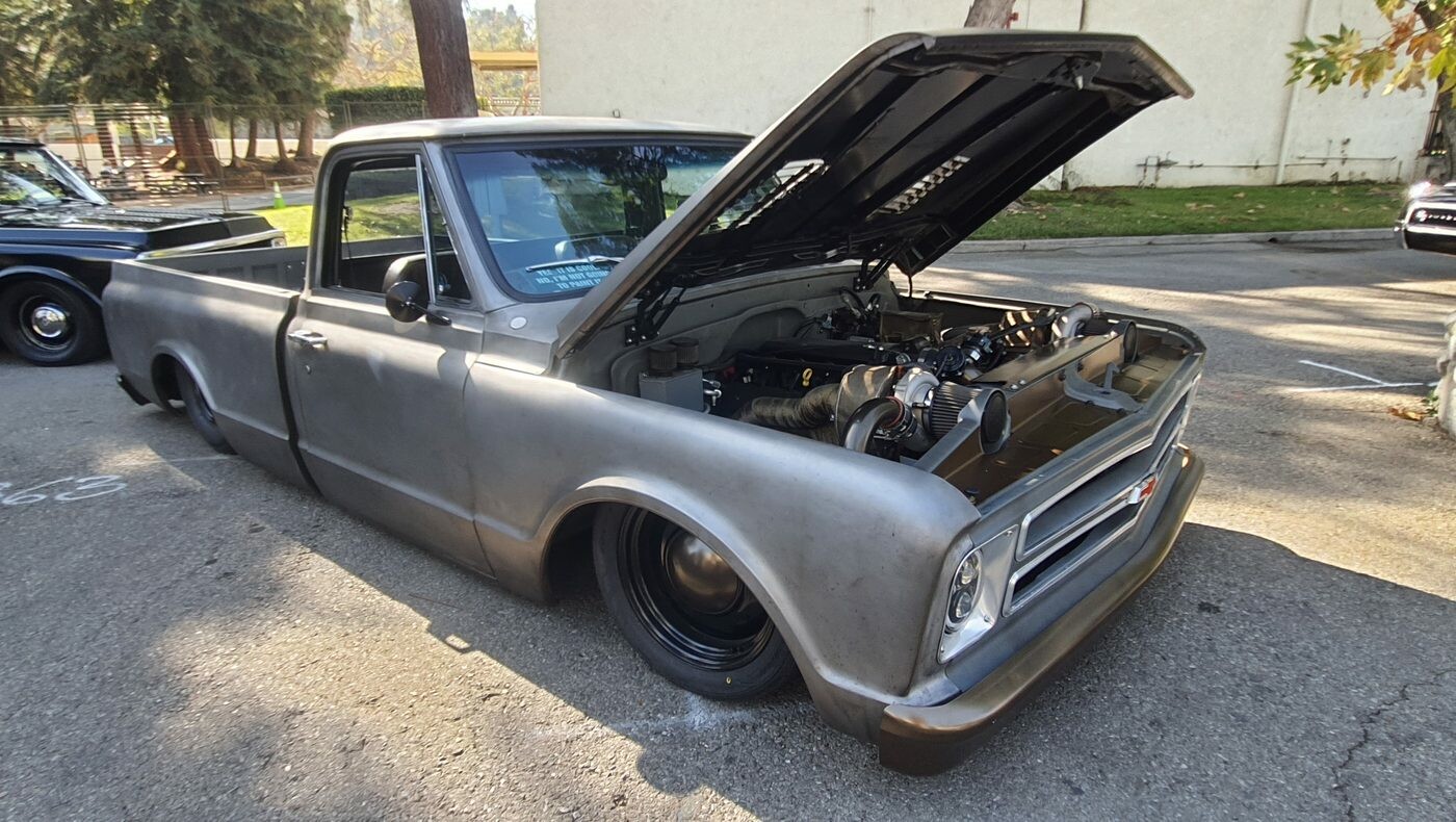 Chevrolet C10 w surowej stali z otwartą maską – slammed pickup z lat 1967–72