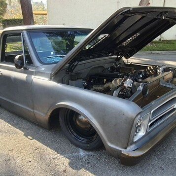 Chevrolet C10 w surowej stali z otwartą maską – slammed pickup z lat 1967–72