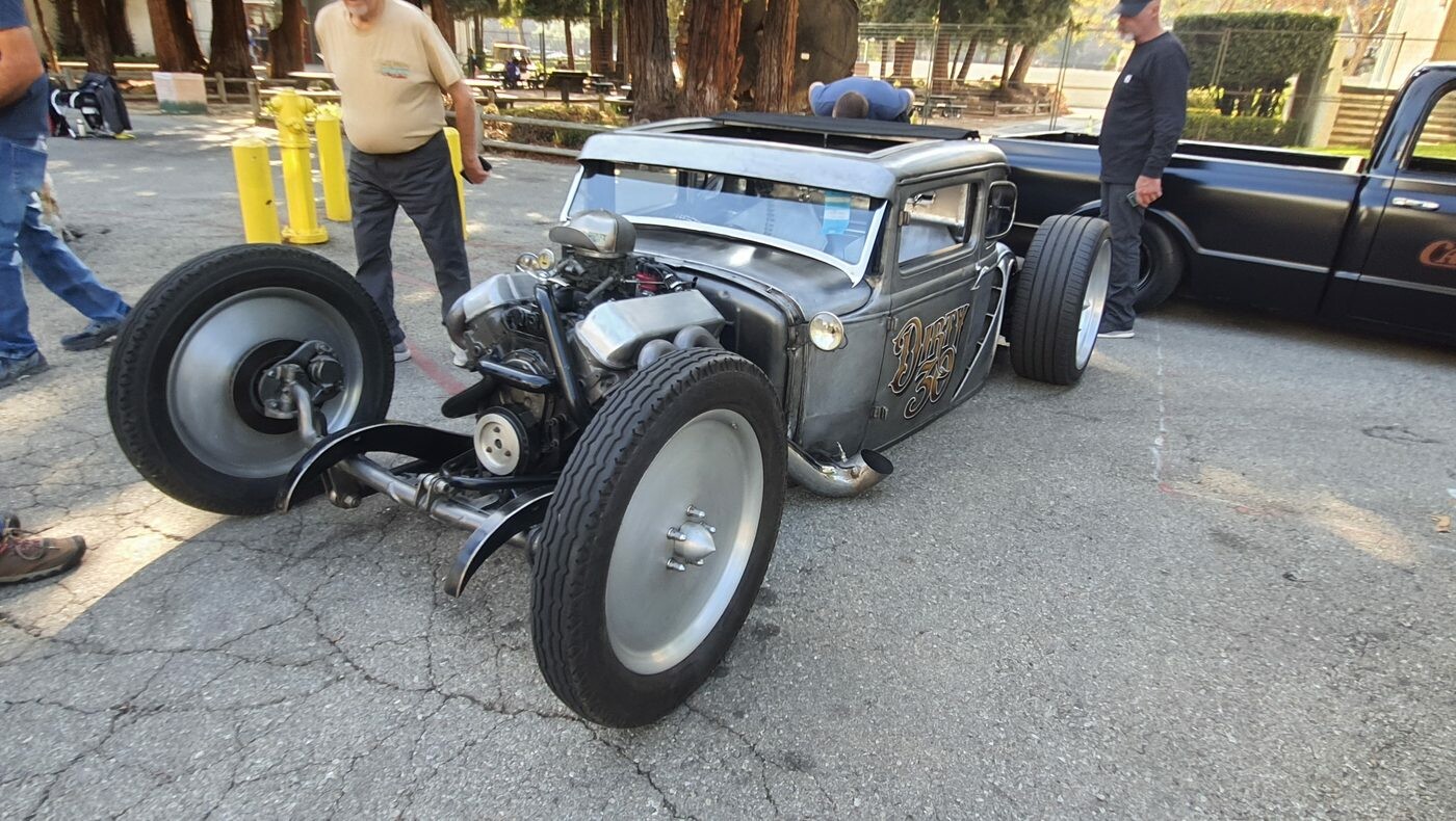 Rat rod z odsłoniętą ramą i wnętrzem z blachy – hot rod zbudowany w garażu od zera