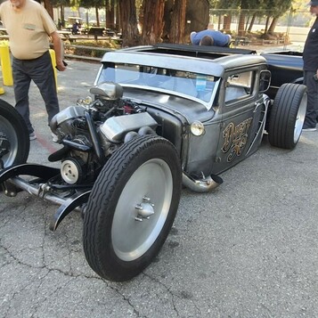 Rat rod z odsłoniętą ramą i wnętrzem z blachy – hot rod zbudowany w garażu od zera
