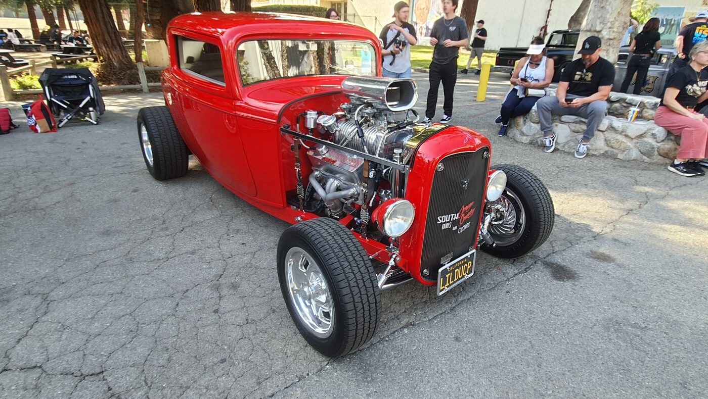 Czerwony Ford 3-window coupe z 1932 roku z kompresorem – Deuce, który błyszczy chromem