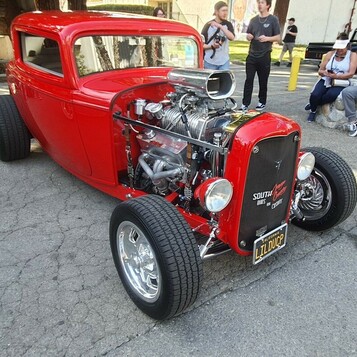 Czerwony Ford 3-window coupe z 1932 roku z kompresorem – Deuce, który błyszczy chromem