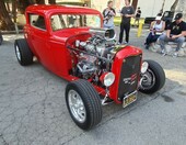 Czerwony Ford 3-window coupe z 1932 roku z kompresorem – Deuce, który błyszczy chromem – zdjęcie 1
