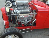 Czerwony Ford 3-window coupe z 1932 roku z kompresorem – Deuce, który błyszczy chromem – zdjęcie 2