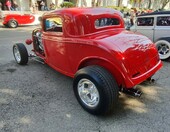 Czerwony Ford 3-window coupe z 1932 roku z kompresorem – Deuce, który błyszczy chromem – zdjęcie 3
