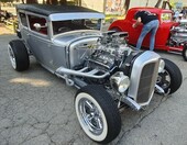 Srebrny Ford Model A Tudor z kompresorem – hot rod z czarnym dachem na białych ściankach – zdjęcie 1