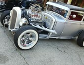 Srebrny Ford Model A Tudor z kompresorem – hot rod z czarnym dachem na białych ściankach – zdjęcie 2