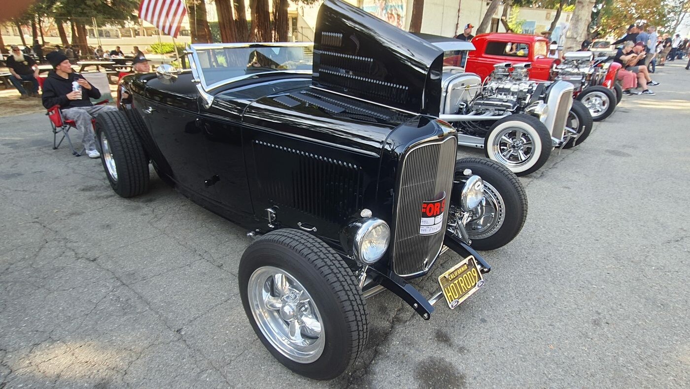 Czarny Ford roadster z 1932 roku z daszkiem nad szybą – Deuce highboy na chromowanych felgach