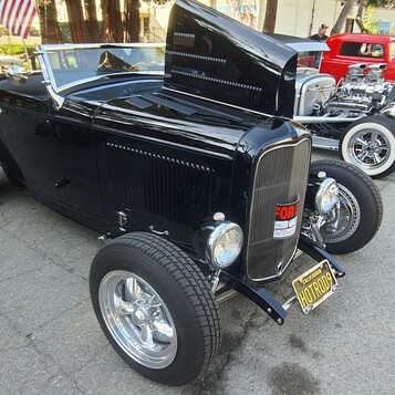Czarny Ford roadster z 1932 roku z daszkiem nad szybą – Deuce highboy na chromowanych felgach