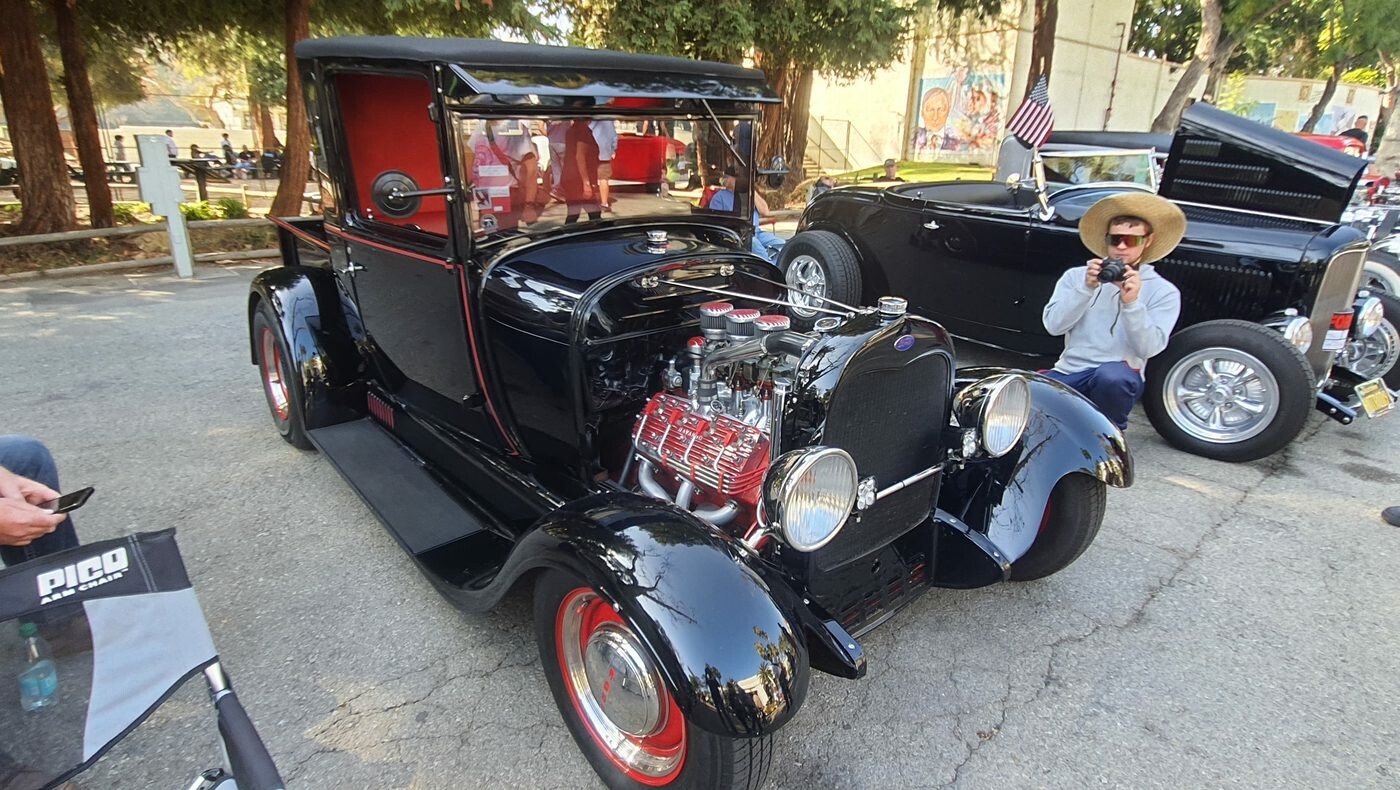 Czarny roadster pickup z czerwonym Hemi i sześcioma gaźnikami – hot rod z sercem Chryslera