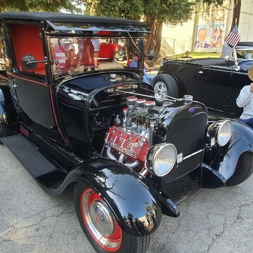 Czarny roadster pickup z czerwonym Hemi i sześcioma gaźnikami – hot rod z sercem Chryslera