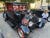 Czarny roadster pickup z czerwonym Hemi i sześcioma gaźnikami – hot rod z sercem Chryslera – zdjęcie 1