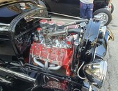 Czarny roadster pickup z czerwonym Hemi i sześcioma gaźnikami – hot rod z sercem Chryslera – zdjęcie 2
