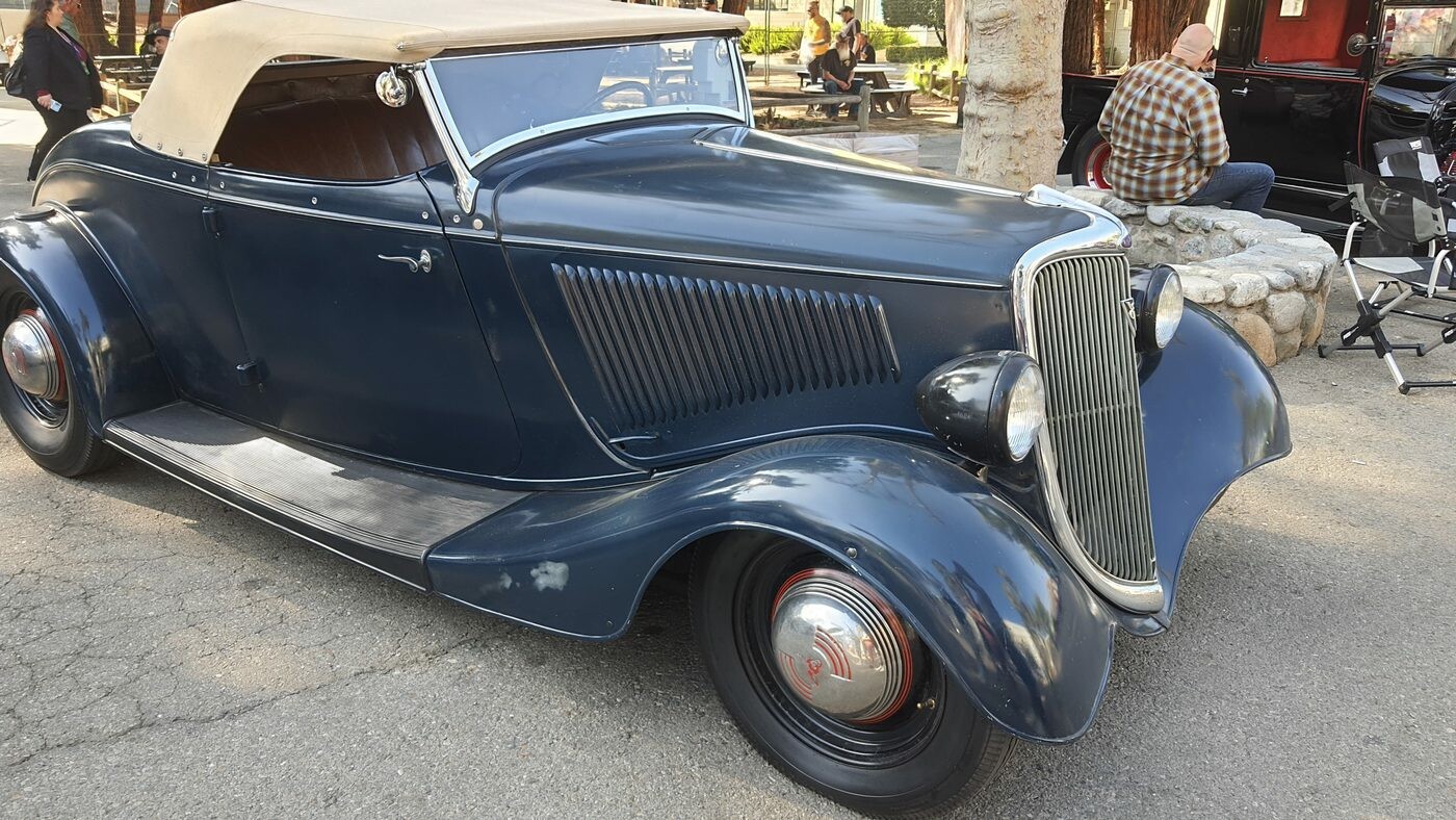 Stalowoniebieski Ford roadster z 1934 roku z beżowym dachem – przedwojenna klasa bez chromu