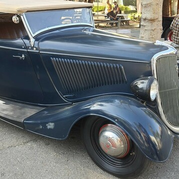 Stalowoniebieski Ford roadster z 1934 roku z beżowym dachem – przedwojenna klasa bez chromu