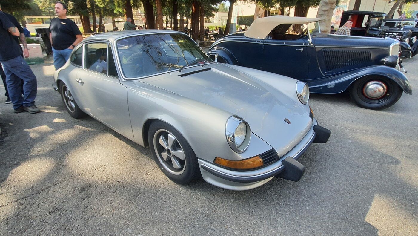 Srebrne Porsche 911 z lat 70. – niemiecki klasyk wśród amerykańskich hot rodów