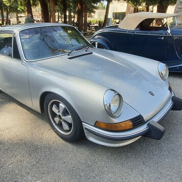 Srebrne Porsche 911 z lat 70. – niemiecki klasyk wśród amerykańskich hot rodów